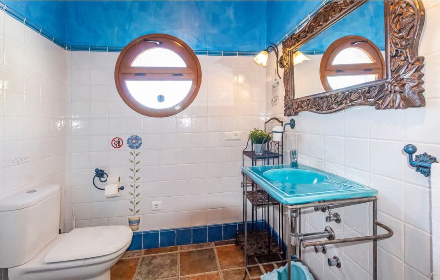 Baño del cortijo en tonos azules