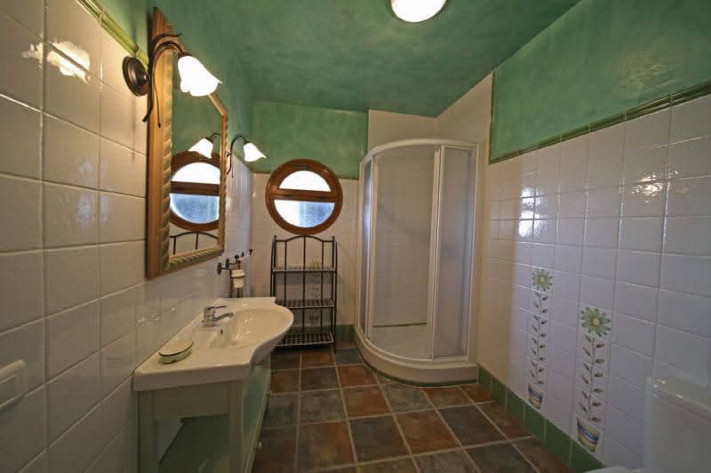 Baño del cortijo con ducha y tonos verdes