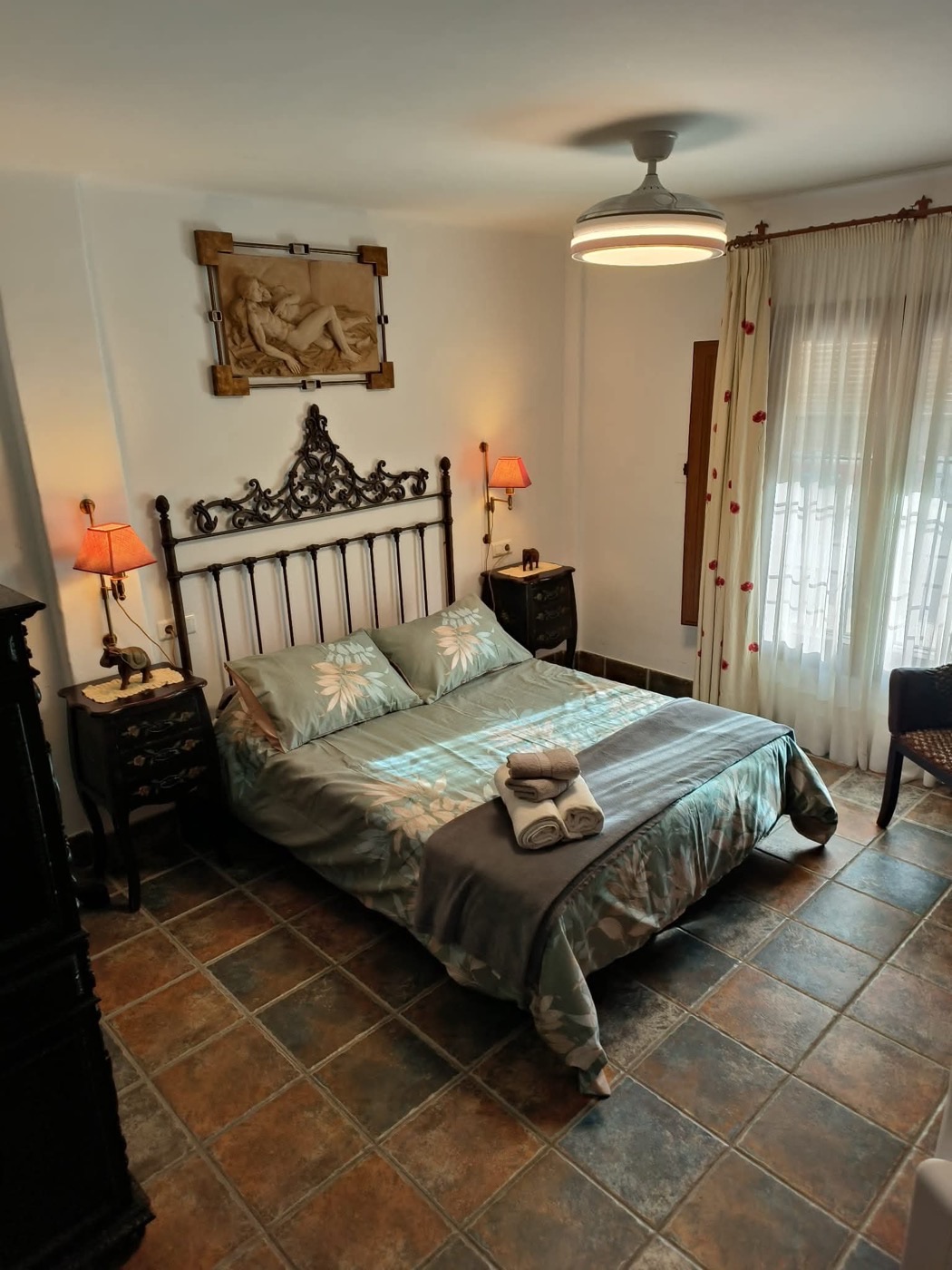 Dormitorio de matrimonio con ropa de cama verde