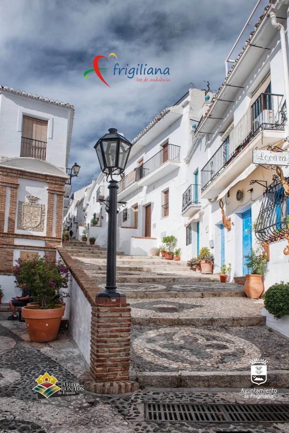 Plaza empedrada del casco antiguo de Frigiliana