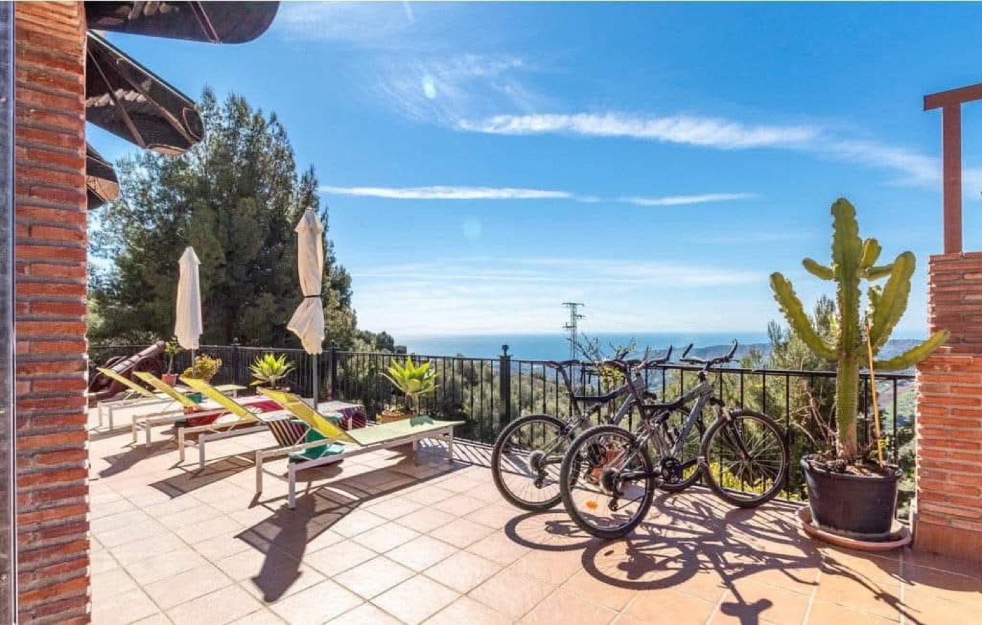 Solárium con tumbonas y vistas al Mediterráneo